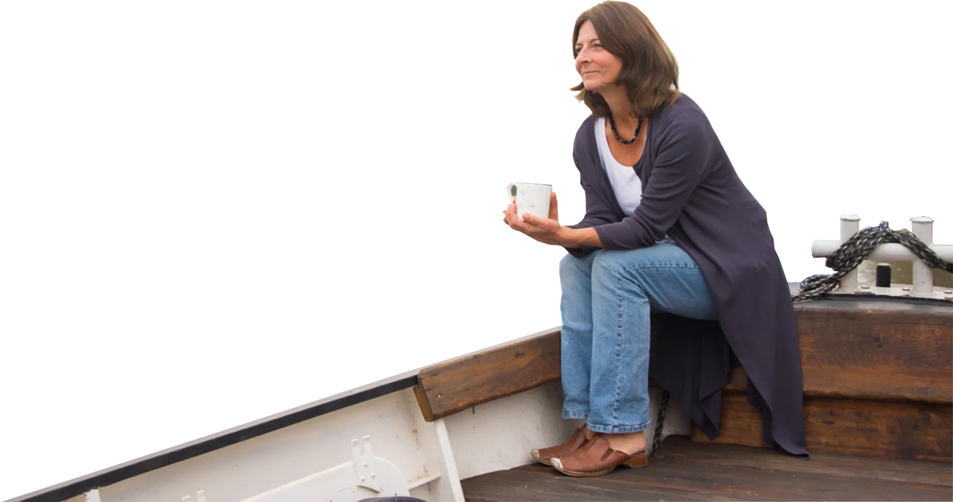 Kerstin Hack mit einer Tasse Kaffee auf ihrem Schiff