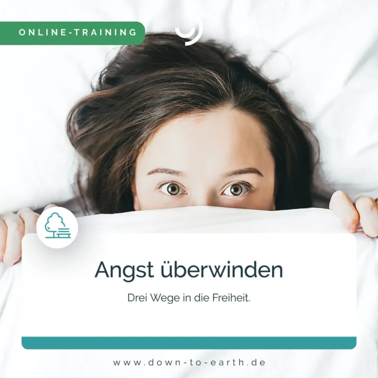 Frau blickt über Bettdecke, Online-Training Banner