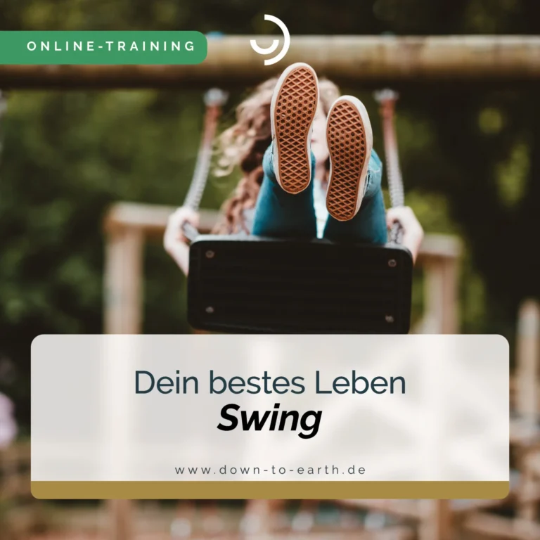 Person schaukelt fröhlich im Park, Online-Training Anzeige.