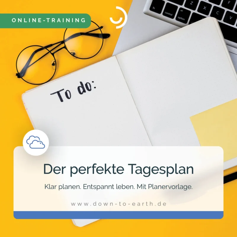 Notizbuch mit To-Do-Liste und Brille auf Tisch.