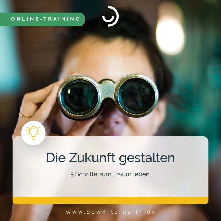 Frau mit Fernglas, Online-Training, Zukunft gestalten