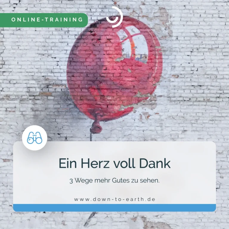 Roter Ballon auf Backsteinwand.