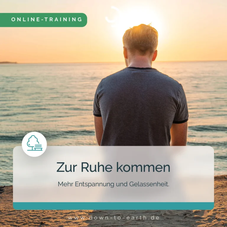 Mann am Strand bei Sonnenuntergang, Ruhe suchend.