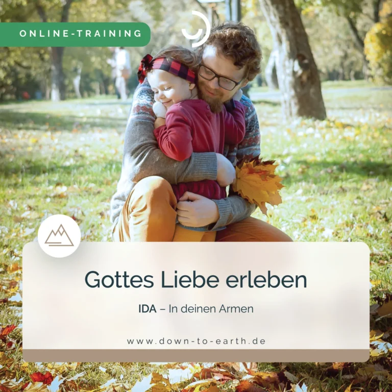 Vater umarmt Kind im Herbst im Park