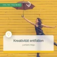Frau mit Regenschirm vor gelber Wand