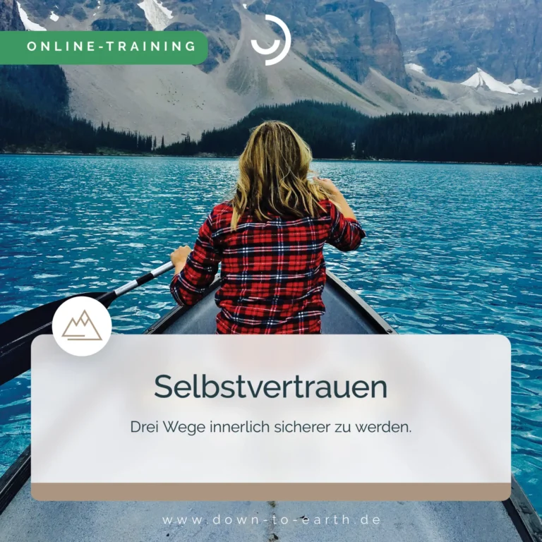 Frau im Kanu auf einem See mit Bergen.