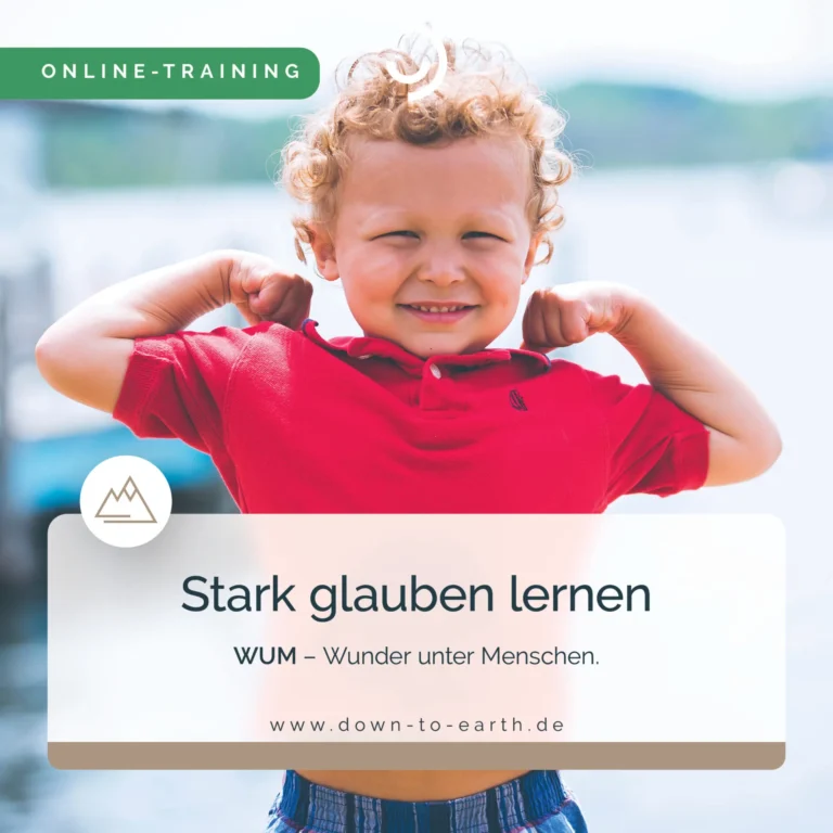 Kind zeigt Muskeln und lächelt, Training ankündigen