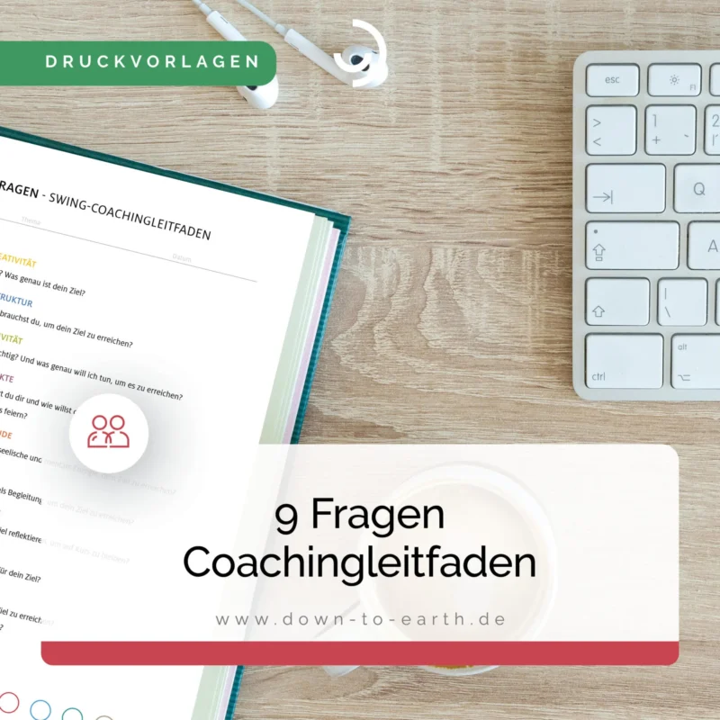 Coaching Handbuch auf Schreibtisch mit Tastatur