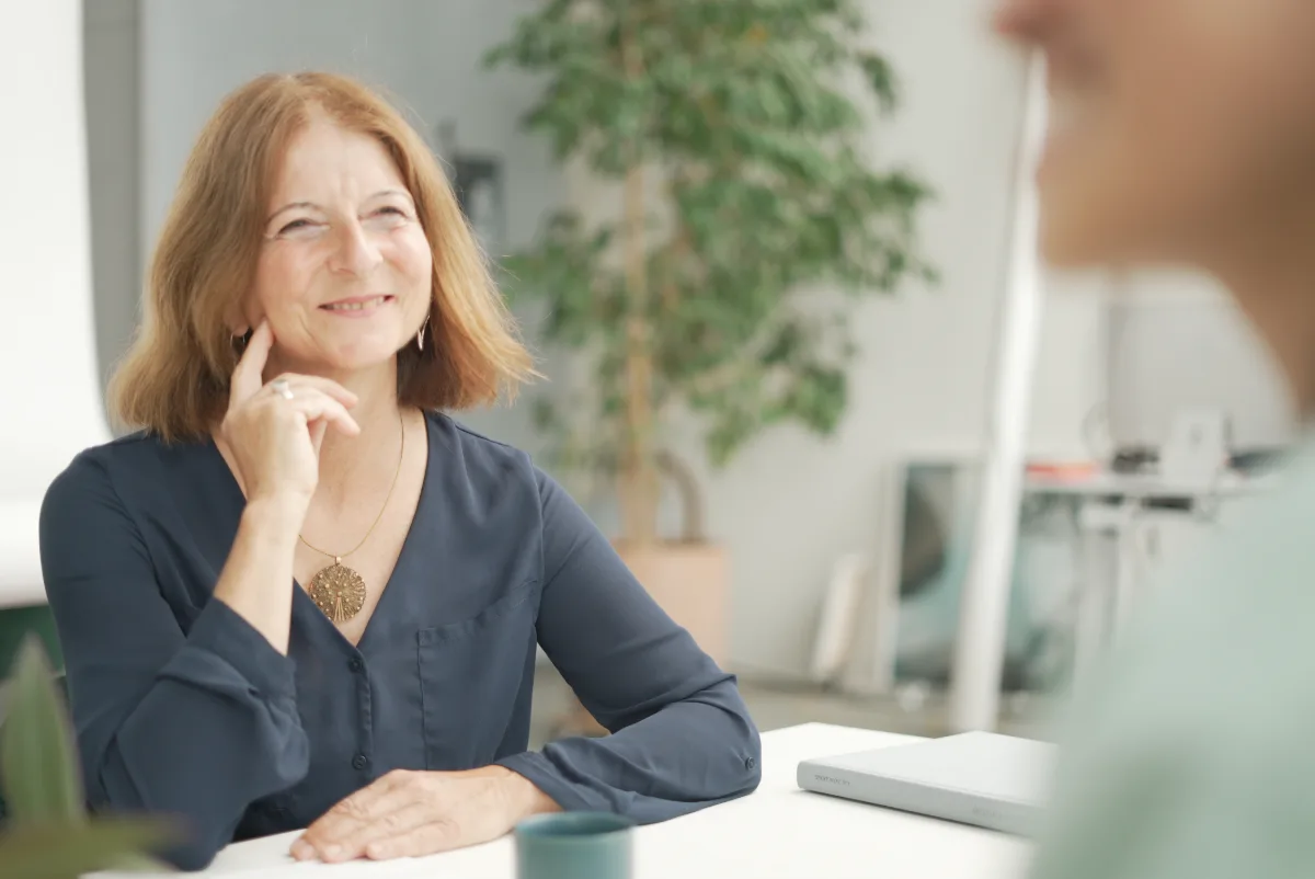 Kerstin Hack hört im Coaching aufmerksam zu