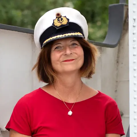 Kerstin Hack mit Kapitänsmütze