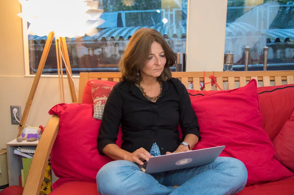 Kerstin Hack mit Laptop auf dem Sofa