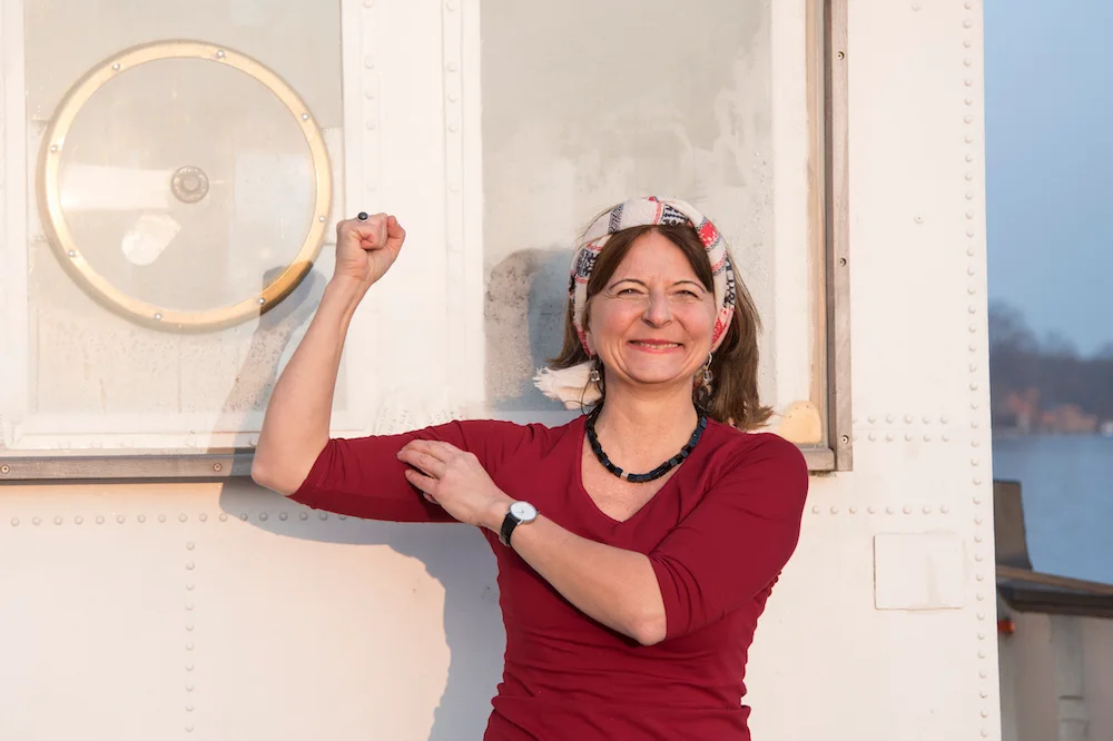 Kerstin Hack hebt den Arm, stark und fröhlich