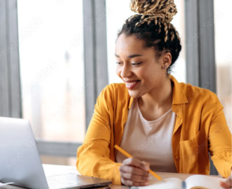 Fröhliche Frau am Laptop, Swing Kurs Dein bestes Leben